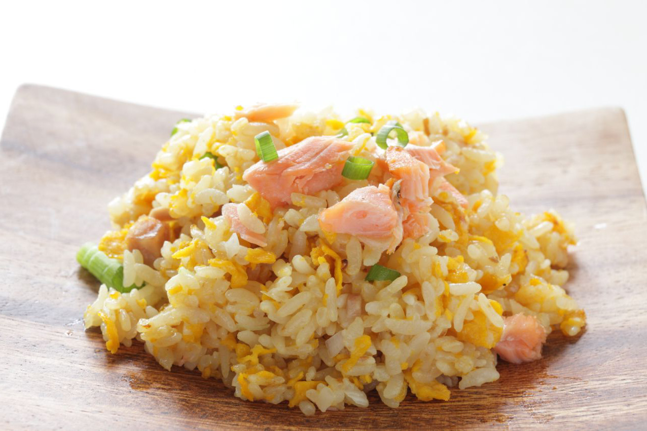 ☆秘密の鮭チャーハン☆ ▪️cookpadつくれぽ1000件超 ▪️レシピID: 1436606 💁‍♀️ あの技で誰でも簡単に パラパラ黄金 チャーハン！材料2人分ご飯400g 鮭フレーク40g 小ねぎ適量 ○卵2個 ○醤油大さじ1 ○ごま油大さじ1○しょうが すりおろし