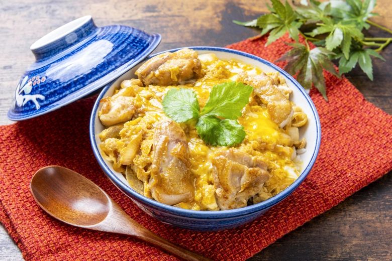 親子丼 かにかまサラダしめじとたけのこのみそ汁 食材宅配のヨシケイ 夕食ネット レシピ・メニュー・献立付き