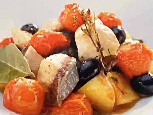 志麻さんレシピからカスレを作ってみました😋 私にとってカスレは2月の寒い夜、パリ7区の老舗ビストロでいただいたのが思い出の味です。シャリキュトリや鴨のコンフィがたっぷり入って、量も味もボリューミー。ああ、フランスに来たんだな、とラングドックの赤ワインを