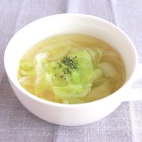 やわらかキャベツとベーコンのスープ