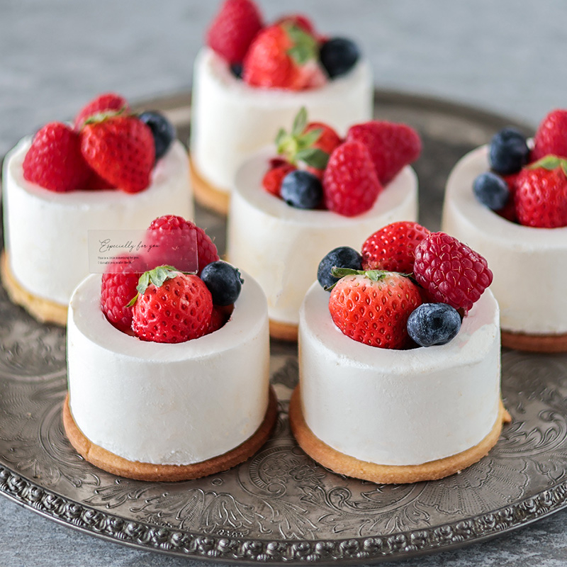 スフレチーズケーキ いちごデコレーション