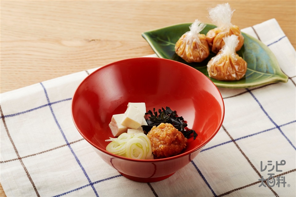 超簡単親子丼の献立 副菜：きな粉みそマヨネーズかけサラダ、汁物：もやしバターのみそ汁 献立・メニュー 味の素パーク たべる楽しさを、もっと