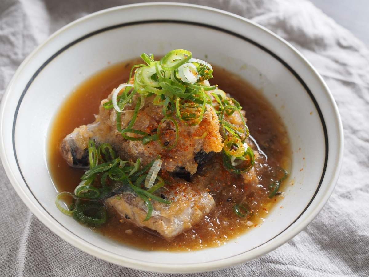 ご飯が進む！こんがりふっくら♪お魚レシピ🐟❣️下味を付けた鯖に片栗粉をまぶして こんがり揚げ焼きにします♪ これだけでも美味しいのですが、ねぎたっぷりの簡単香味だれを かければご飯が進む大満足な おかずが完成 ^^ 👌 お好みでタレにおろし生姜を 入れても