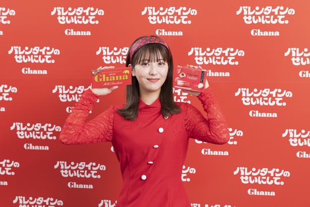 浜辺美波 愛犬の“ぽぷちゃん”とドッグヨーガでリラックス！ COVER BEAUTY 美容メディアVOCE ヴォーチェ