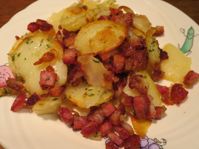 カイザーベーコンのジャーマンポテトレシピドイツ贔屓が否めないホールミートのレシピ集!笑 スタッフ二人がドイツ人なので