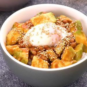 vol.492 限定日替わり! マグロタタキとアボカド ユッケ丼韓国風具沢！水餃子と肉団子 チゲスープ&とろろ御飯– E's CAFE