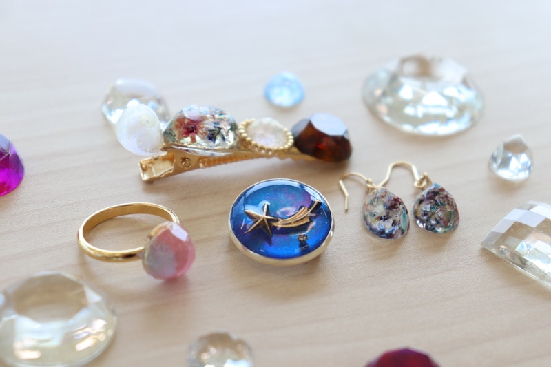 ツヤツヤを手作りしてみたい！レジンアクセパーツ