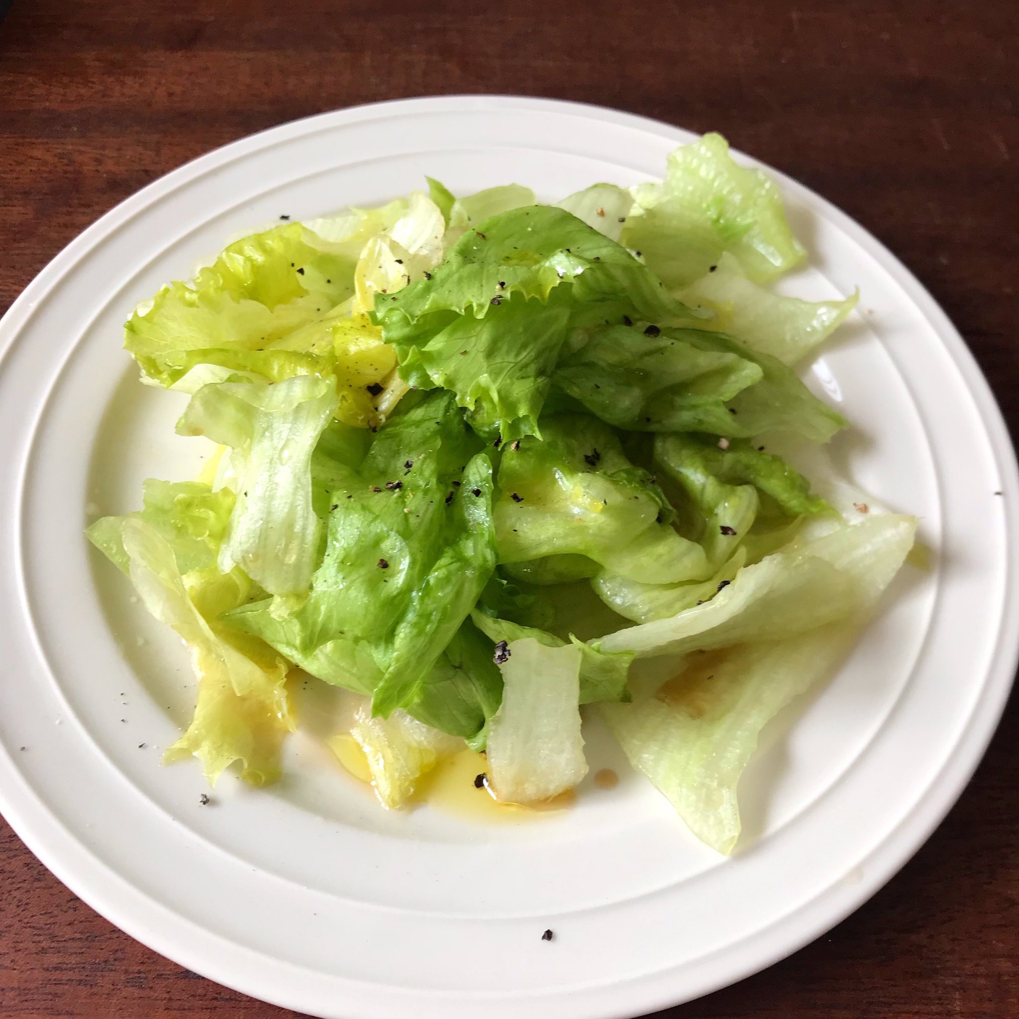 大量消費「レタス」レシピ5選 . ———————————————————— @kurashiru では毎日おいしい投稿を配信中！ぜひフォローしてくださいね ———————————————————— . ①まるごとペロリと食べられる！レタスのロールおひたし材料2人前 レタス1個 お湯 ゆで用適量 氷水 適量