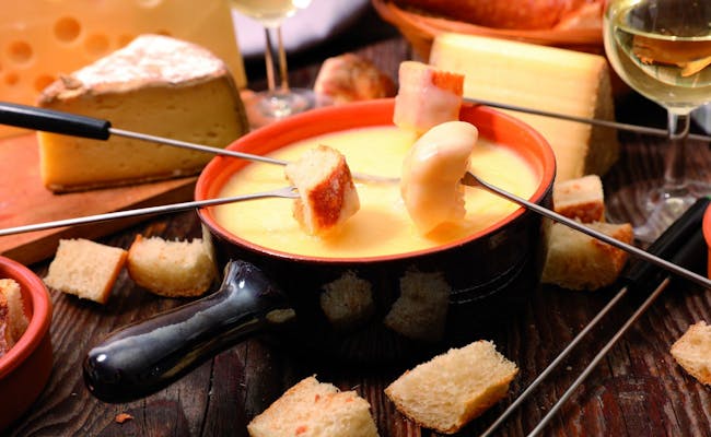 フォンデュだけじゃない!? スイス で人気のチーズを使った「ヴルスト・ケーゼサラダ」がヘルシーで激うま！ダイエット、フィットネス、ヘルスケアのことならFYTTE-フィッテ