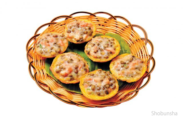 週末のおすすめ！, ＼パリッと香ばしい、ベトナム風お好み焼き , ベトナム南部の人気料理「バインセオ」。,米粉にターメリックを加えた黄金色の生地を、, 熱々の鉄鍋でじっくり焼いて , エビや豚肉、きのこやもやしなど、具材を選んで,包み込めば、外はパリパリ、中はふんわり。, アンヴィエットのバインセオは、生地の配合から, 焼き方まで、じっくりと手間をかけた一品です✨,