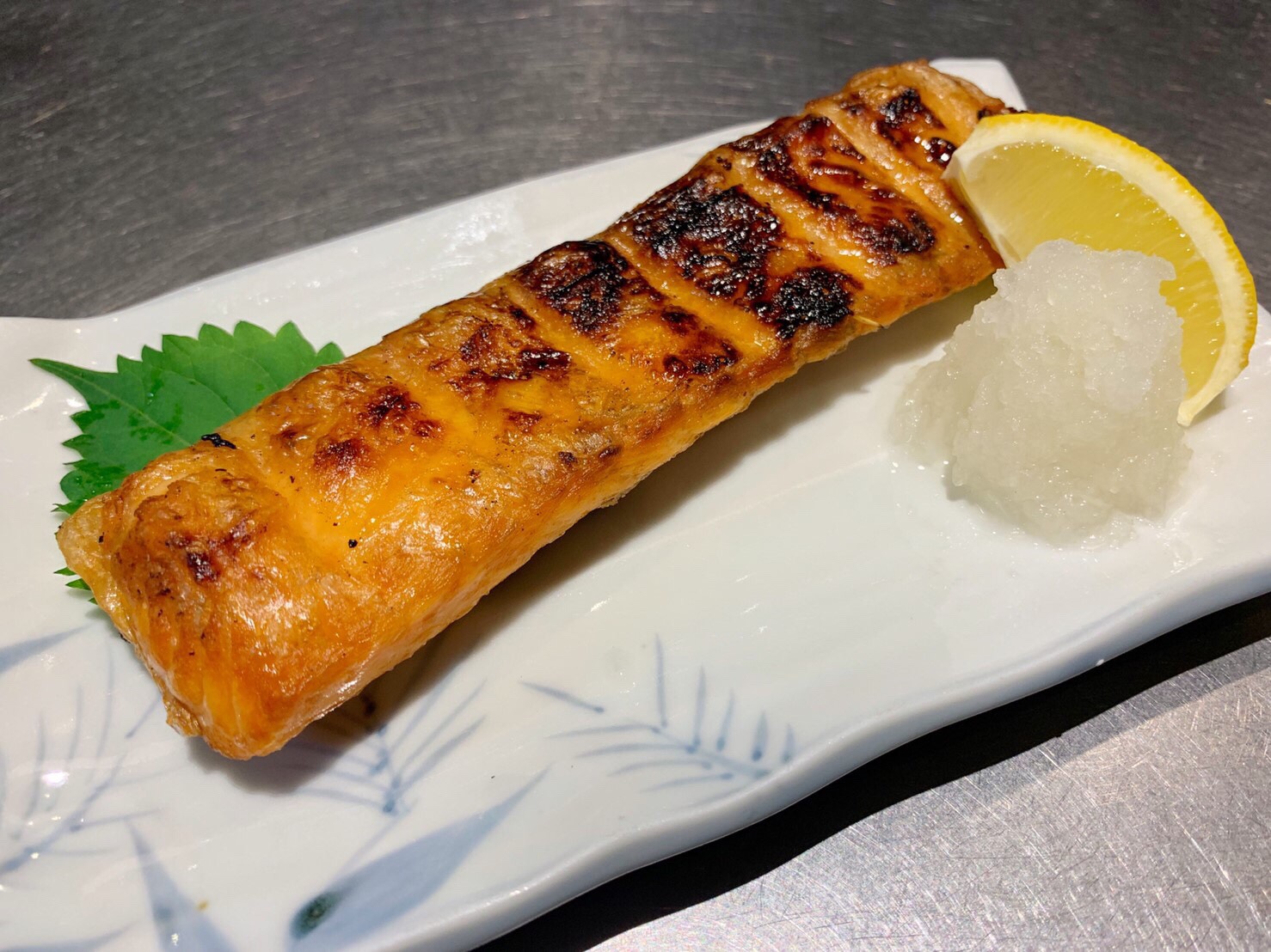 吉田屋「こぼれイクラととろサーモンハラス焼き弁当」は東京駅でも買える！カロリー、糖質は！ 口コミ- アウトサイド シーナ