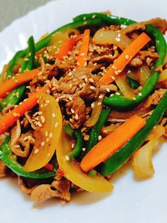 作り方はこちら↓ 時短はあたりまえ 疲れた日にぴったり 野菜もしっかり摂れる！子供達大好きなプルコギです！ ◎材料◎ 牛こま切れ肉・200g春雨・40g ニラ・1 2束 にんじん・1 3本 玉ねぎ・1 2個 ごま油・小さじ2 ＊水・150g ＊オイスター