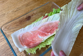 大量消費にもおすすめ✨今回は「白菜」をたっぷり使ったおすすめレシピをご紹介♫, 🌟白菜と豚肉のミルフィーユ鍋, ■材料 3〜4人分 20分 ,・豚バラ肉：450g, ・白菜：1 2株, ・だし汁： だしの素：大さじ1杯、水：500cc , ・塩：ひとつまみ, ・しょうゆ：大さじ1杯,・しょうが：1片, ■下ごしらえ, ・白菜は芯を切り、1枚ずつはがします。, ・しょうがは千切りにします。,