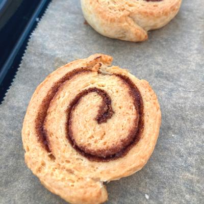 フィーカを楽しむシナモンロールスコーン