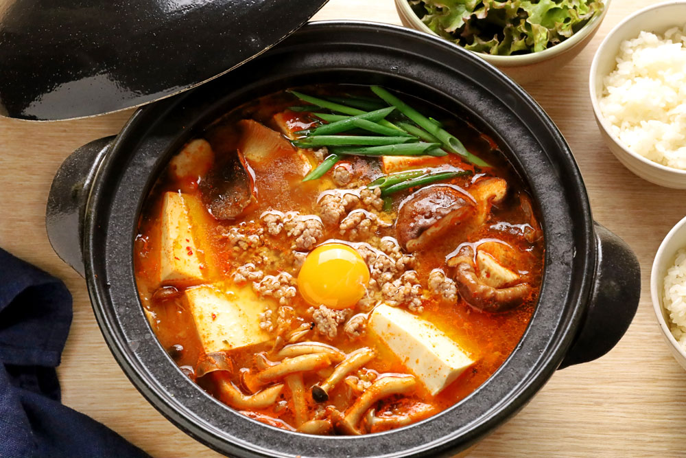 ピリ辛ラーメンキムチ鍋の簡単レシピ