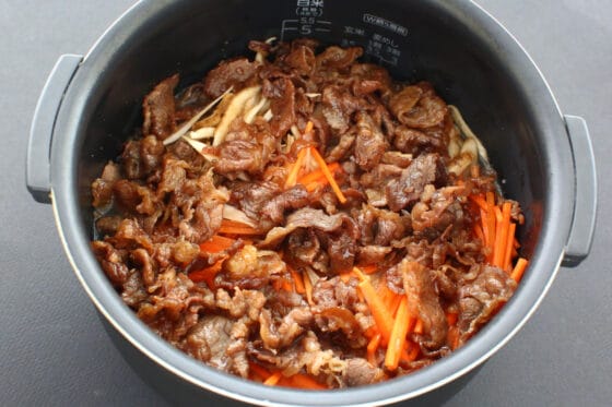 牛肉の炊き込みご飯のレシピ 作り方：白ごはん.com