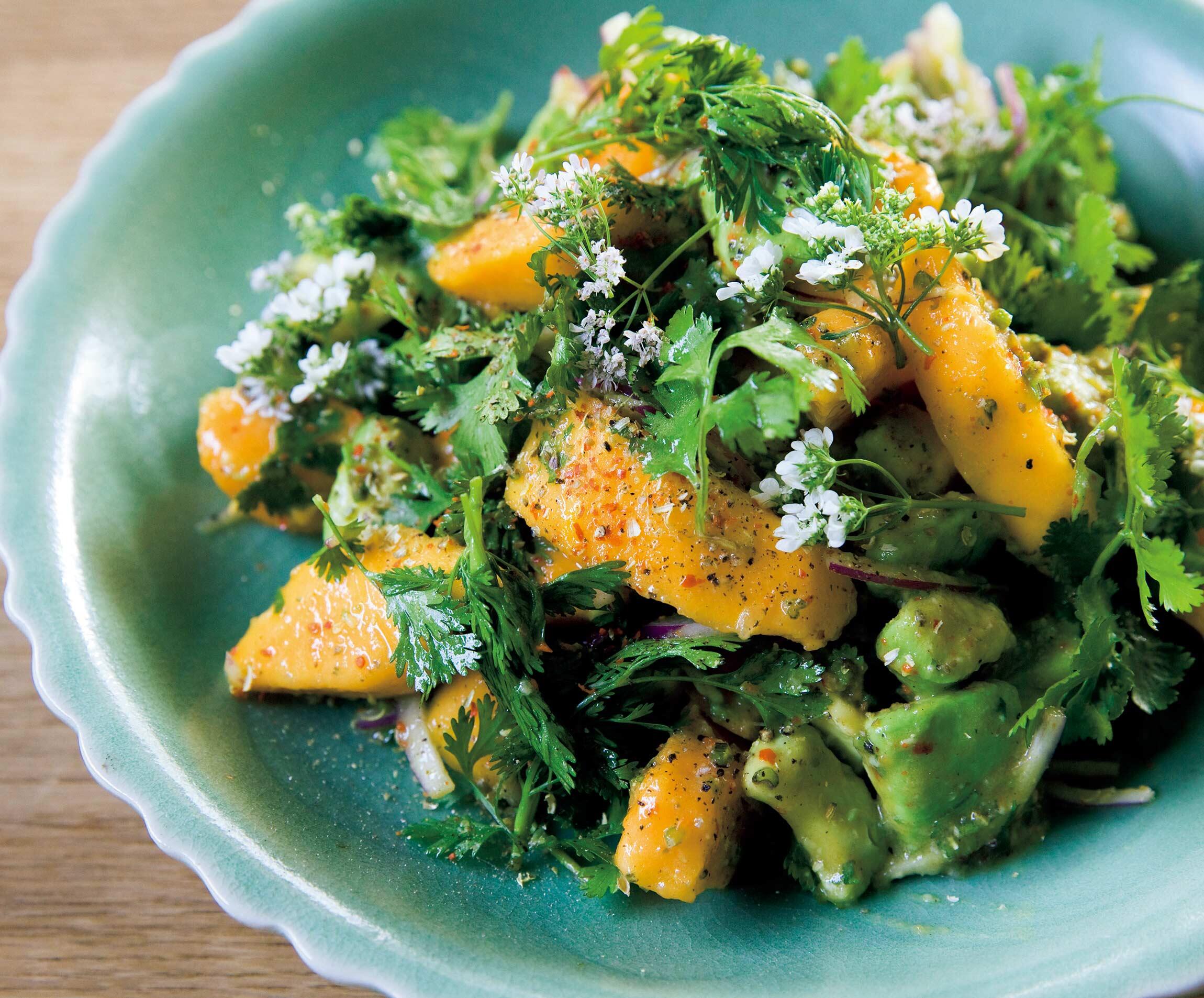 パクチーの花は食べられる？咲いてしまった時の対処法や活用レシピも紹介！ ちそう