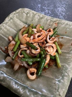 イカとニンニクの芽のオイスターソース炒め