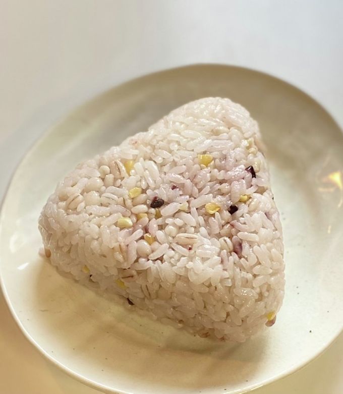 握らない”三角おにぎりの作り方 コツは「フワッと畳む」 どうやるの