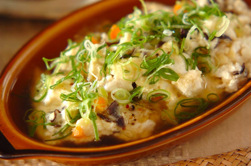 7分でズボラ飯！, レンジで簡単「豆腐丼」, ., ★料理苦手なあなたでも、早い簡単美味しいを作れます！★, .,夜の更新は過去の人気メニューです。ご質問などはコメント欄にお気軽に！, ., ., シンプルだけど病みつきになる味。,豆腐とご飯って相性がいいんです！, ., .,作り方 ,1.絹ごし豆腐半丁の水を切り、キッチンペーパーで2重につつみ、包んだ側を下にして、ラップをせずに600