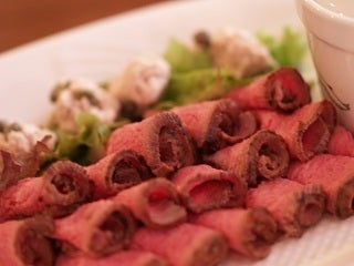 ローストビーフ盛り付け2選！野菜でおしゃれに見せるプロのコツカゴメ株式会社