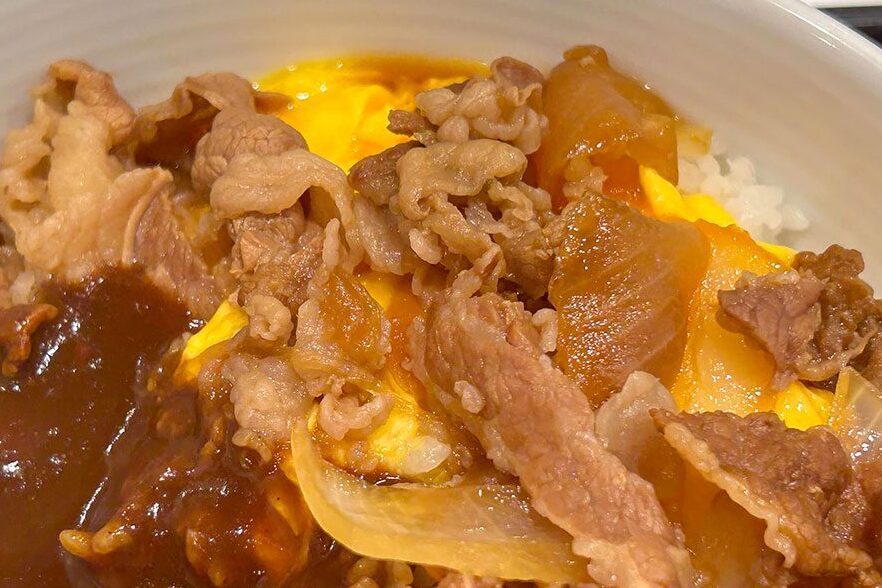 とろとろふわふわの半熟オムレツ風を添えた「牛オム黒カレー」と「牛オムハヤシライス」を吉野家全国店舗で本日より販売開始株式会社吉野家 ホールディングスのプレスリリース