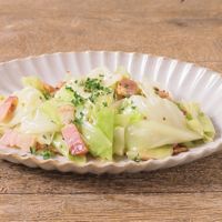 さっと炒めるだけ！ キャベツとベーコンのマスタード炒め