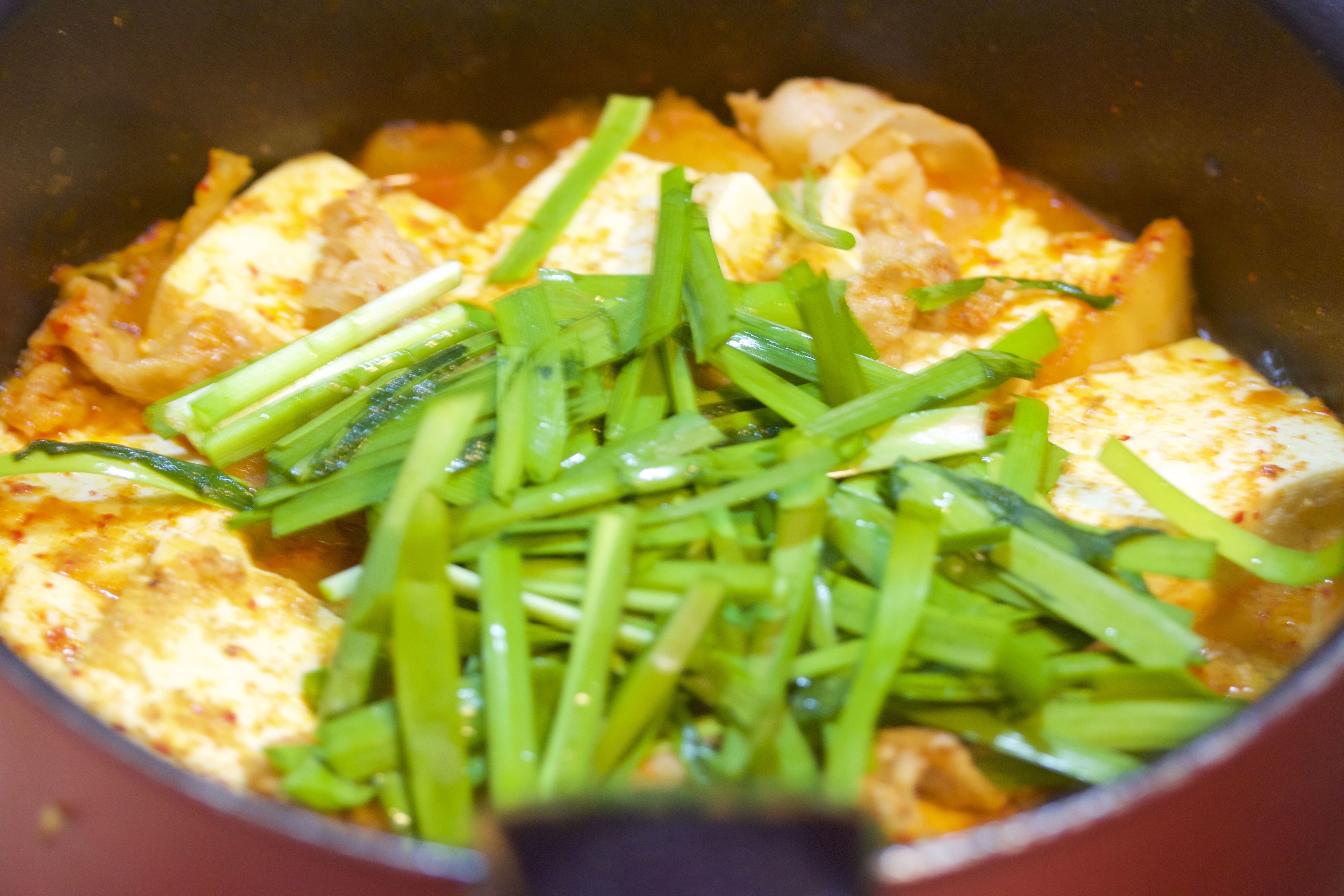 献立 豚キムチ、冷奴に大葉と茗荷胡麻油ポン酢、しらすおろし、茹で卵とトマトのマリネサラダ、ワカメと豆腐と油揚げのお味噌汁 :kajuの□今日のお料理・簡単レシピ□