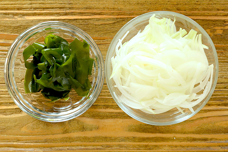 基本のきのこと玉ねぎ、わかめのお味噌汁 by かっちゃん杉クックパッド簡単おいしいみんなのレシピが392万品