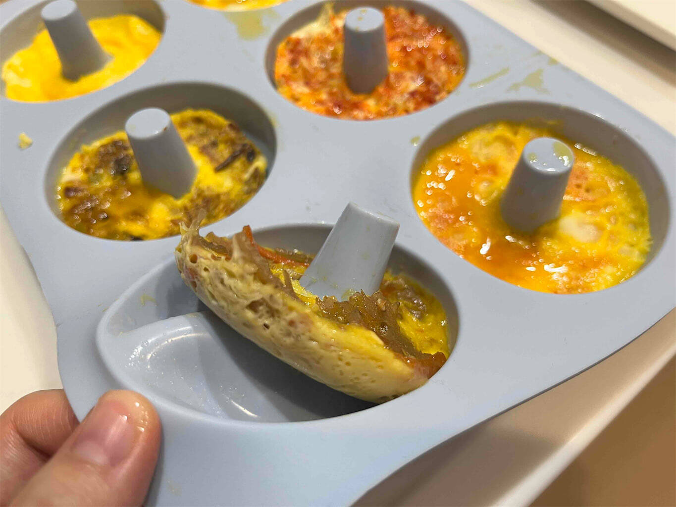 油で揚げない！レンチンで簡単ドーナツ🍩 材料3つ‼️ レンジで4分✨ 混ぜてすぐ出来てもちもちふわふわ😋 youtu.be qkzgxF6PEOwダイソーのシリコン型を使って簡単に作れますので是非試してみてください〜🥳まんまるキッチンまんまるkitchen ドーナツどーなつあげ