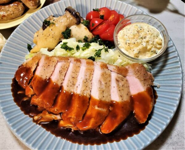 おいしい魚料理–ソースにサーモンを添えてブランチングした野菜を皿に盛り付けますの写真素材・画像素材 Image 134211424