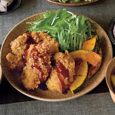 管理栄養士のおうちごはん献立レシピめっちゃ忙しい日は残り物で◎ + + + めっちゃ忙しい日。 + + + カキフライもエビフライもたまには揚げるだけの冷凍もので◎ + + + あとは前日の豚汁と。 + + + 2日目の豚汁がおいしい♡って 意外と満足感´͈ ᵕ `͈♡°+ + +‬