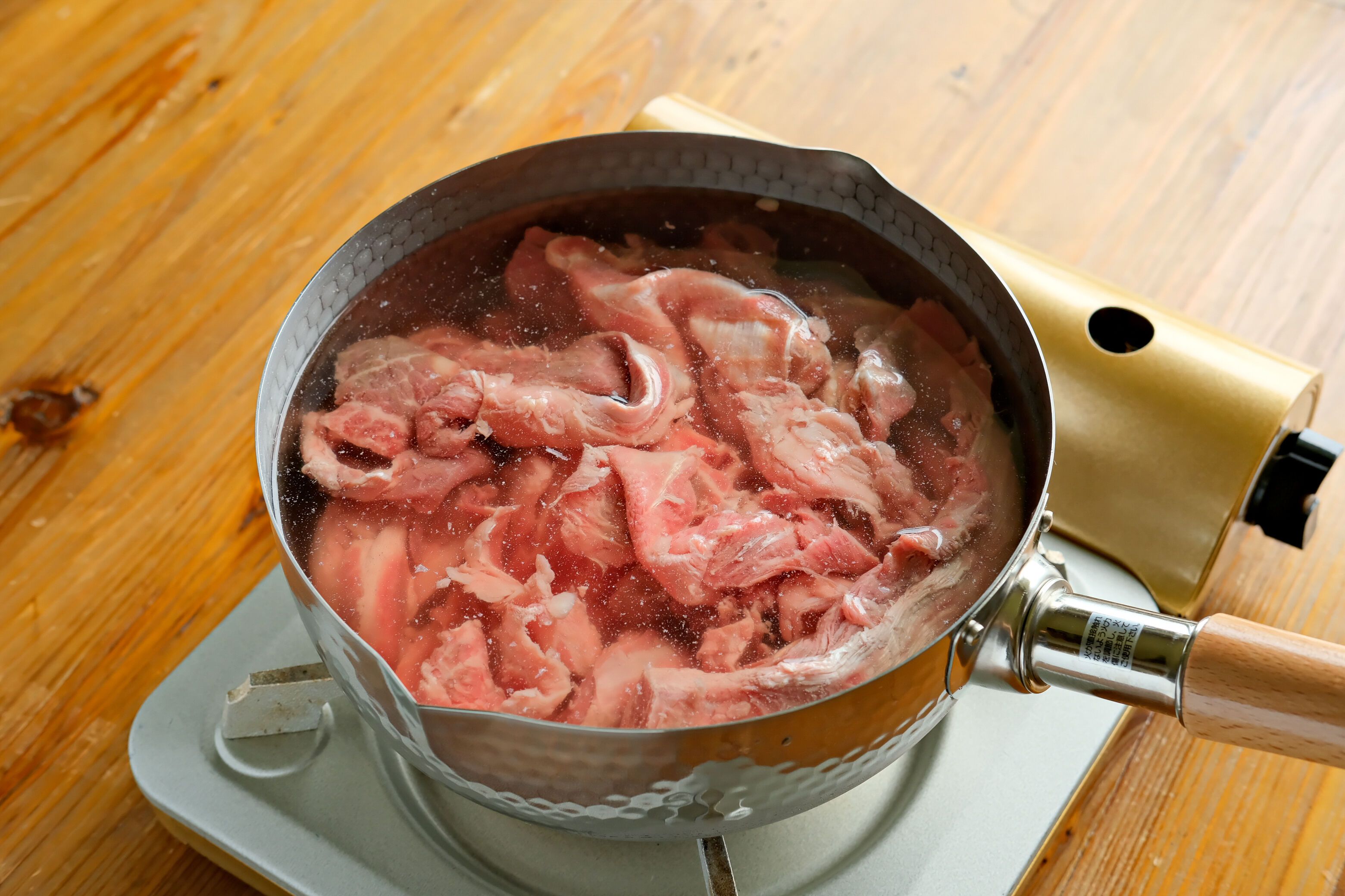 圧力鍋でも長時間とろっとろに煮た牛すじで牛すじ丼 牛すじ肉もこんにゃくも下茹ではラクラクッカーでできるから楽で美味しい。 下茹でで油ほぼ落ち切るからめっちゃヘルシー。すじこんどて煮牛すじ煮込みおうちごはんおうちごはんlover料理簡単料理