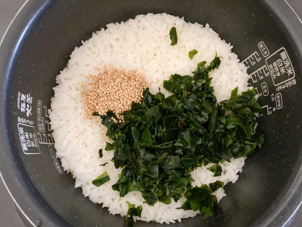 わかめと生姜が効いてる♪ごま油おにぎり