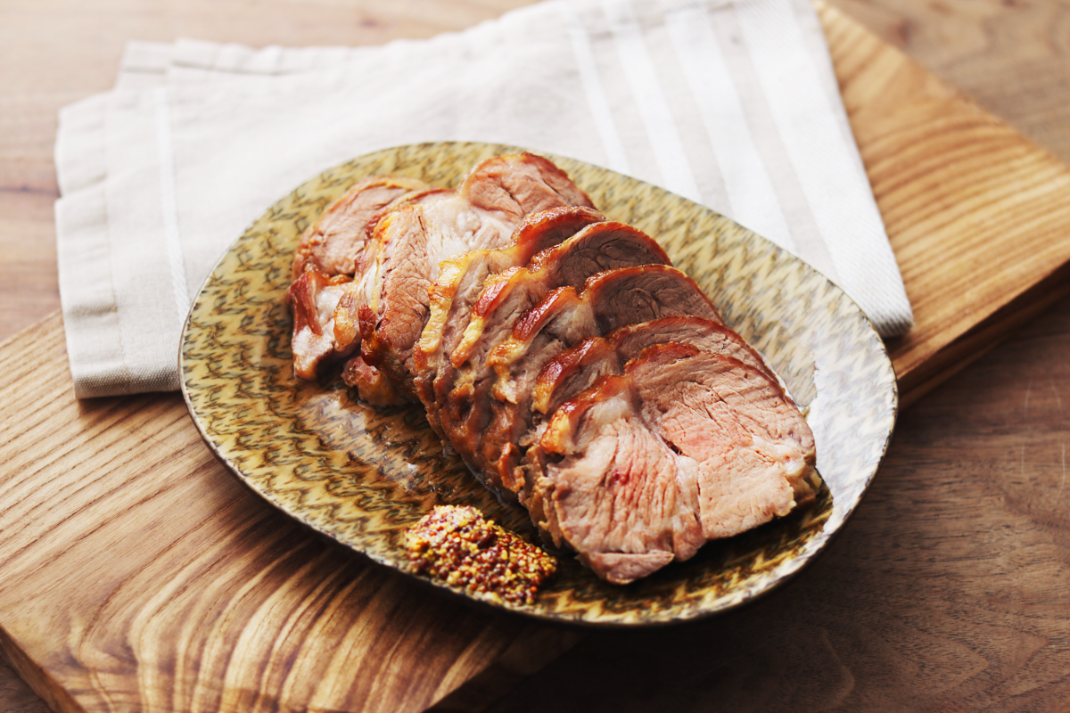 ローストポーク ガーリックオニオンソース 120度のオーブンで低温調理した 柔らかいローストポークを 玉ねぎとニンニクと赤ワインの ソースでいただきますワインにもご飯にも合うソース オレンジマスタードソースもいいけど こちらもおすすめ！ ローストポークの作り方は