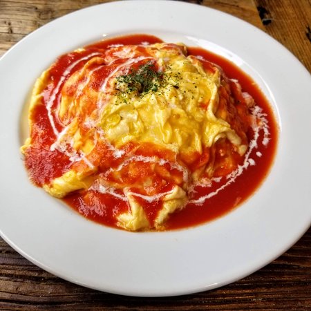 リクエスト オムライス ナストマトソースのオムライス 玉ねぎ，ピーマンをみじん切りにして、柔らかくなるまで炒め、カットトマトソースと絡めて、ごはんと混ぜ混ぜ卵で包んで、電子レンジで柔らかくしたなすとトマトソースを混ぜて上からかけました😊 ちょっと塩味が