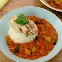 赤黄緑でにぎやかに！プロのスパイスカレー盛り付け - たべぷろ