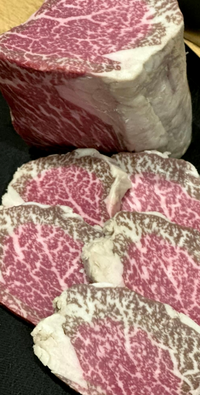 牛肉の赤黒い汁の正体とは一体何！？肉のプロが解説します！創業100年牛肉博士