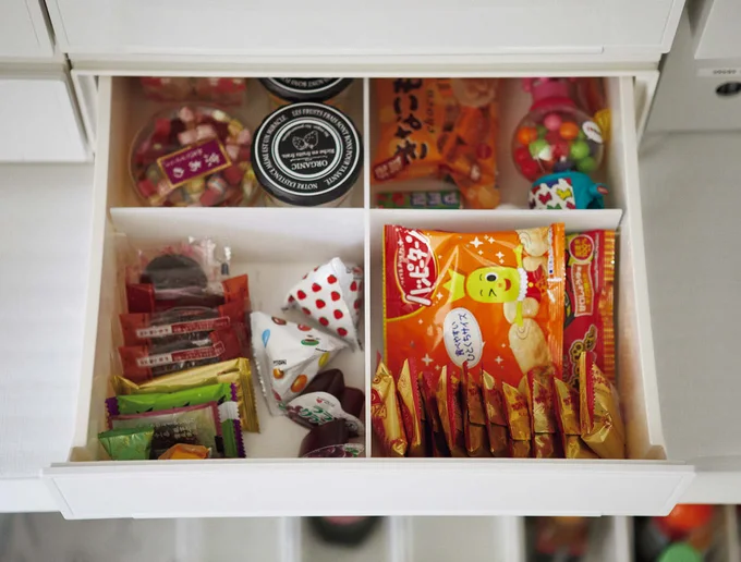 テスコエクスプレスのお菓子の棚ロンドンで仕事