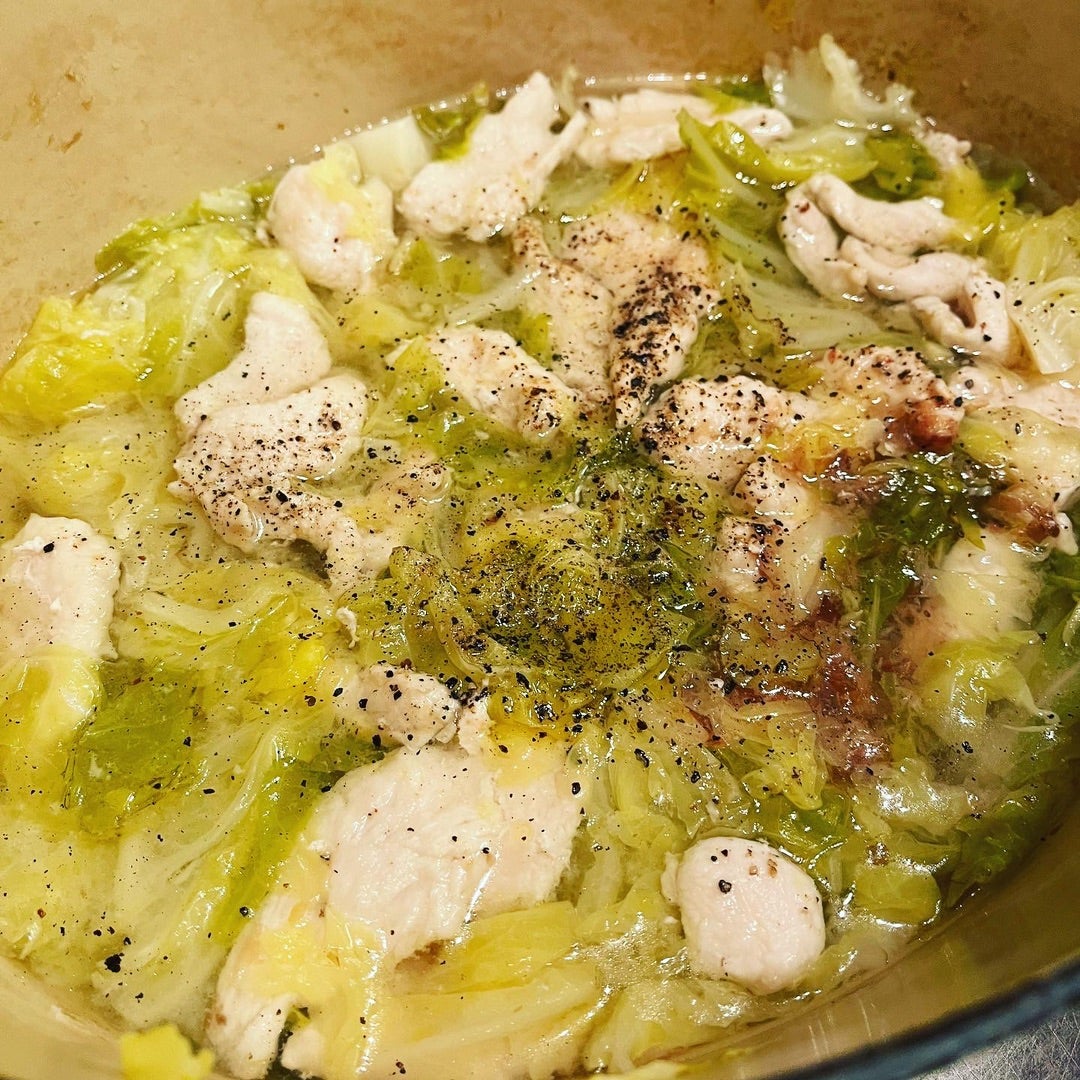 鶏むねキャベツ鍋キャベツ 半玉500g 鶏むね肉 350～380g 水 700cc 酒 50cc 鶏ガラスープ 大さじ1と1 2 鰹節 2g塩 小さじ1 3 塩 2つまみ 鶏むね肉薄力粉 大さじ2と小さじ1 オリーブオイル 適量 コショウ 適量 ☆味変で柚子胡椒 鍋にキャベツ半玉500g、水700cc、酒