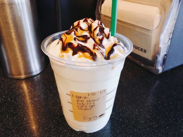 スタバのホワイトホットチョコレートとは？カロリーや頼み方を紹介 - スターバックスカスタマイズマニア
