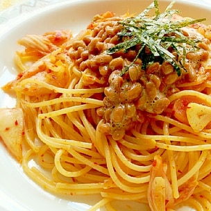 納豆だけでこんなウマくなる！, バターとにんにくが合わさった瞬間、味が爆発。, フライパン1つでたまらない一品が完成！,奇跡の納豆パスタ ,材料 , パスタ 7分茹で 100g, 納豆 1パック, オリーブオイル 小さじ1, 塩 小さじ半分, バター 10g,めんつゆ 2倍濃縮 小さじ2, にんにくチューブ 2cm, お好みで粉チーズ,作り方 ,