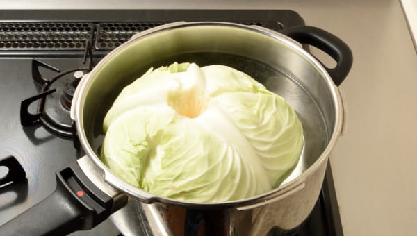 ロールキャベツ失敗しないコツ•留め具なし •キャベツの綺麗な剥がし方 •３日続いても飽きない味わい ⁡ ホクホクした煮込み料理が恋しくなる季節我が家で人気のロールキャベツレシピと 作る時のポイントをリールにまとめました。 ⁡ RECIPE