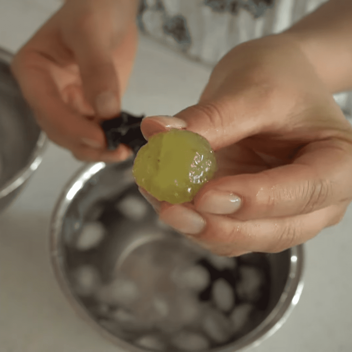 秒でつるん！ 手が汚れなくて嬉しい♪ぶどうの皮を簡単に剥く方法4yuuu