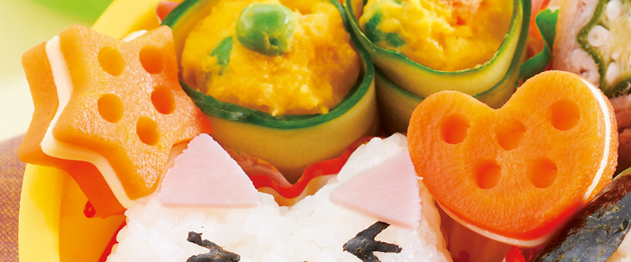 onigiriaction ご飯型使って🐶🐱こにぎり🍙 猫にはピャッてめんつゆかけたよ。適当すぎｗ ⁡ ・こにぎり ・豚ニラ玉・さつまいも蜂蜜バター ・たらこ人参 ・ウインナー ・ミニトマト ・いちご ⁡ スーパーでいちご売られててびっくり！🥺🍓しかも安くてめっちゃ嬉しかった