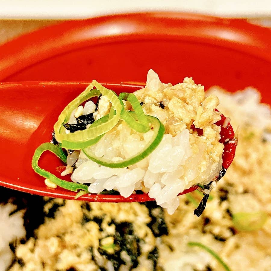 旨だしとりそぼろ丼・ごはん大盛り 510円 」 2023年8月1日発売、すき家の新メニュー。 鶏そぼろの野菜の自然な甘みと魚介のだしがきいた味わいが特長です。刻み生姜入りですっきりとした後味、カリカリのしば漬けが付いています。 満腹・ 味・ 値段