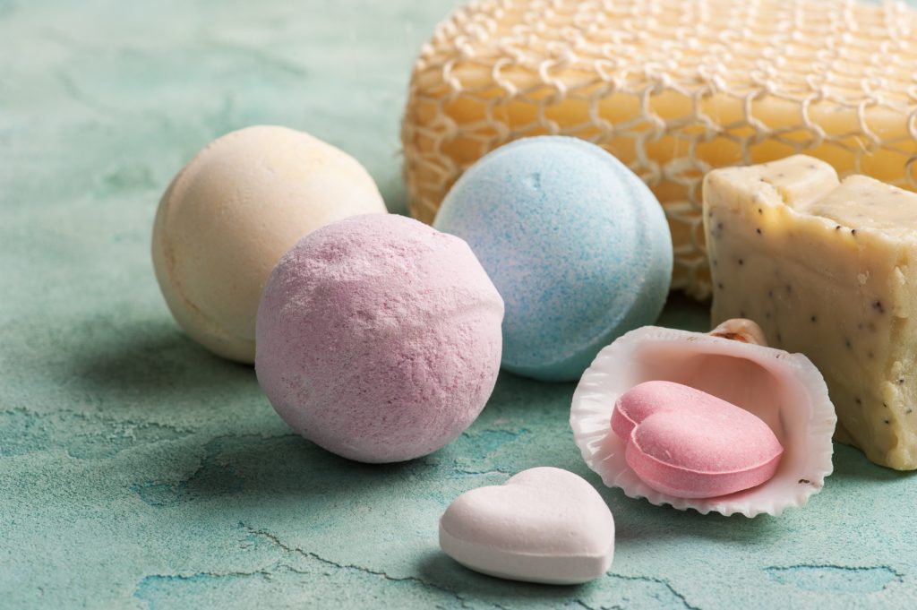 手作りバスボムで子供たちとお風呂を楽しもう♪型から簡単に外す方法。アイスクリームやアイスキャンデー、おもちゃ入りバスボムの作り方も♪雪見日和