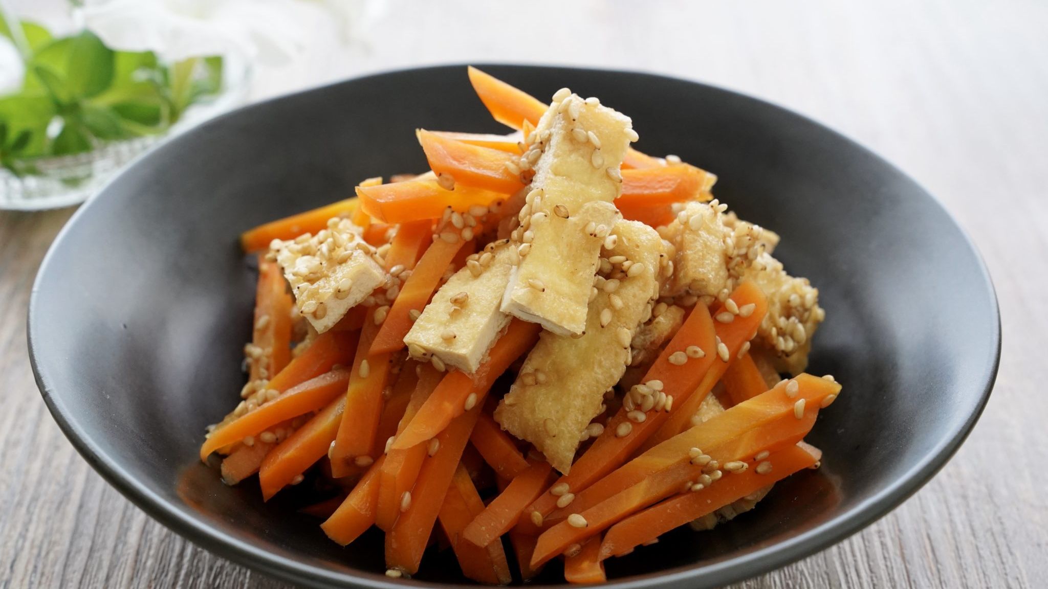 レンジで簡単！『小松菜とにんじんのめんつゆごま和え』