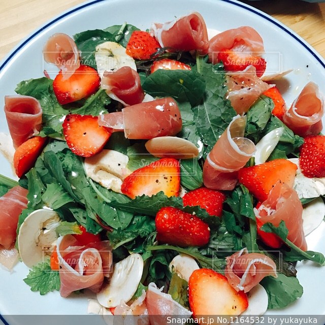 女子会におすすめ♡いちご入りでかわいい＊カプレーゼ風サラダ♡