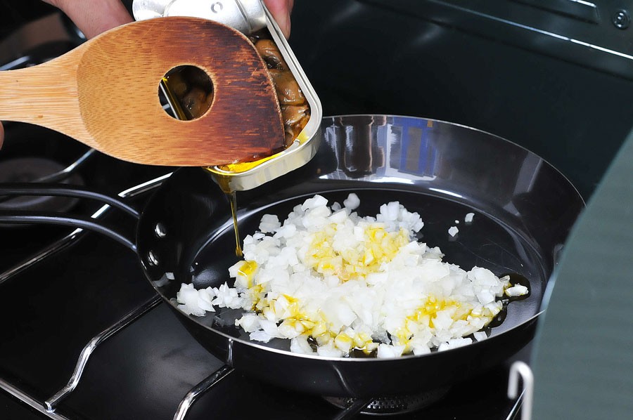 メスティン「缶詰焼き鳥丼」が簡単で旨い！家でキャンプごはん キャンプ料理レシピ